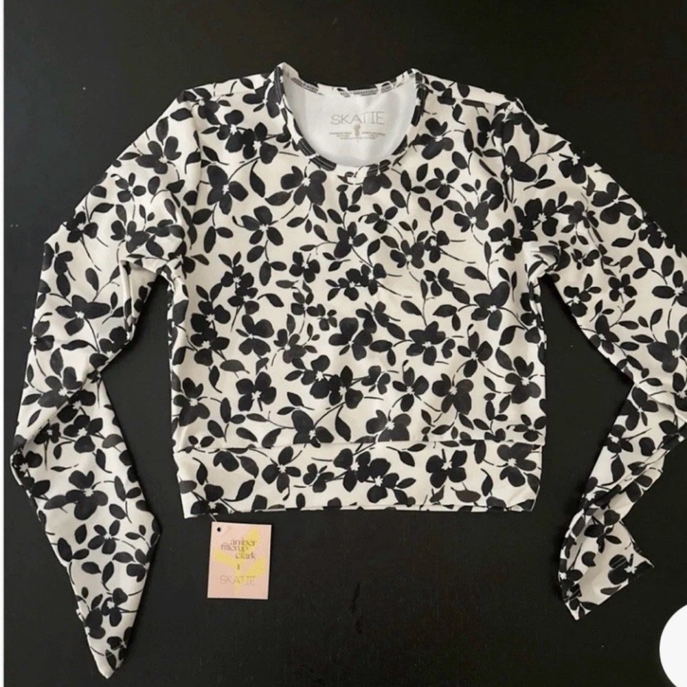 Skatie Black and White Floral Rosie Top Greenwich size Small